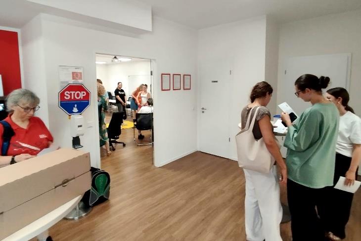 Teilnehmende bei einer praktischen Übung